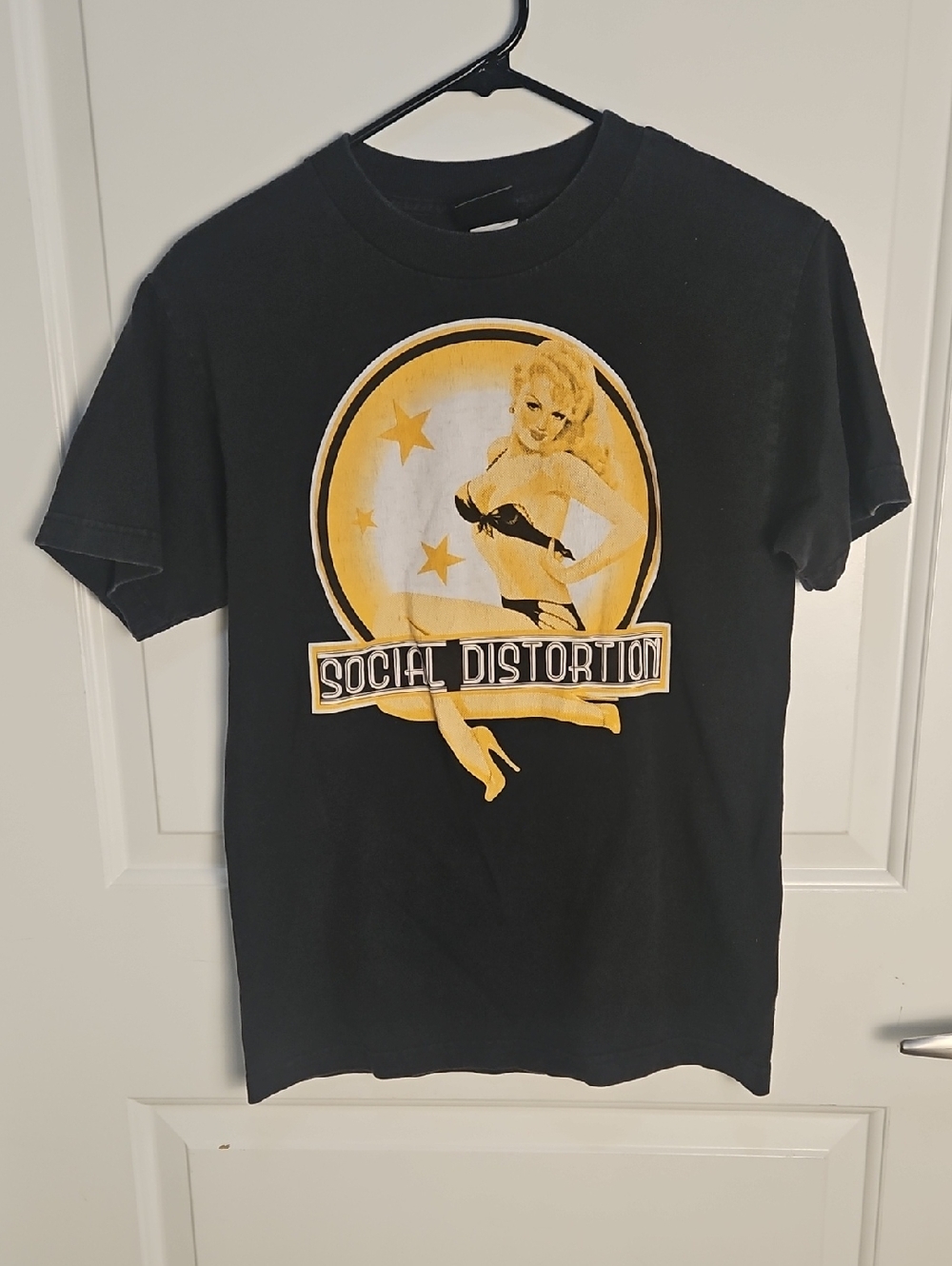 Vintage Y2K Social Distortion Black Graphic Band Tee with Yellow Pinup Girl Logo